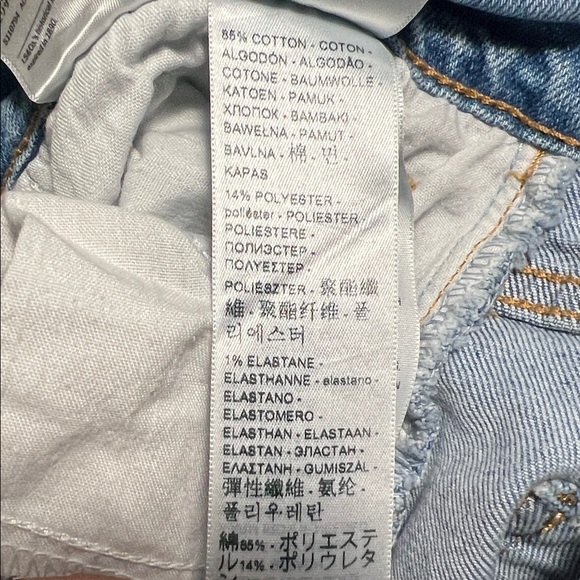 Levi's High-Rise Wide-Leg Jeans in Light Blue Denim - Picture 5 of 8